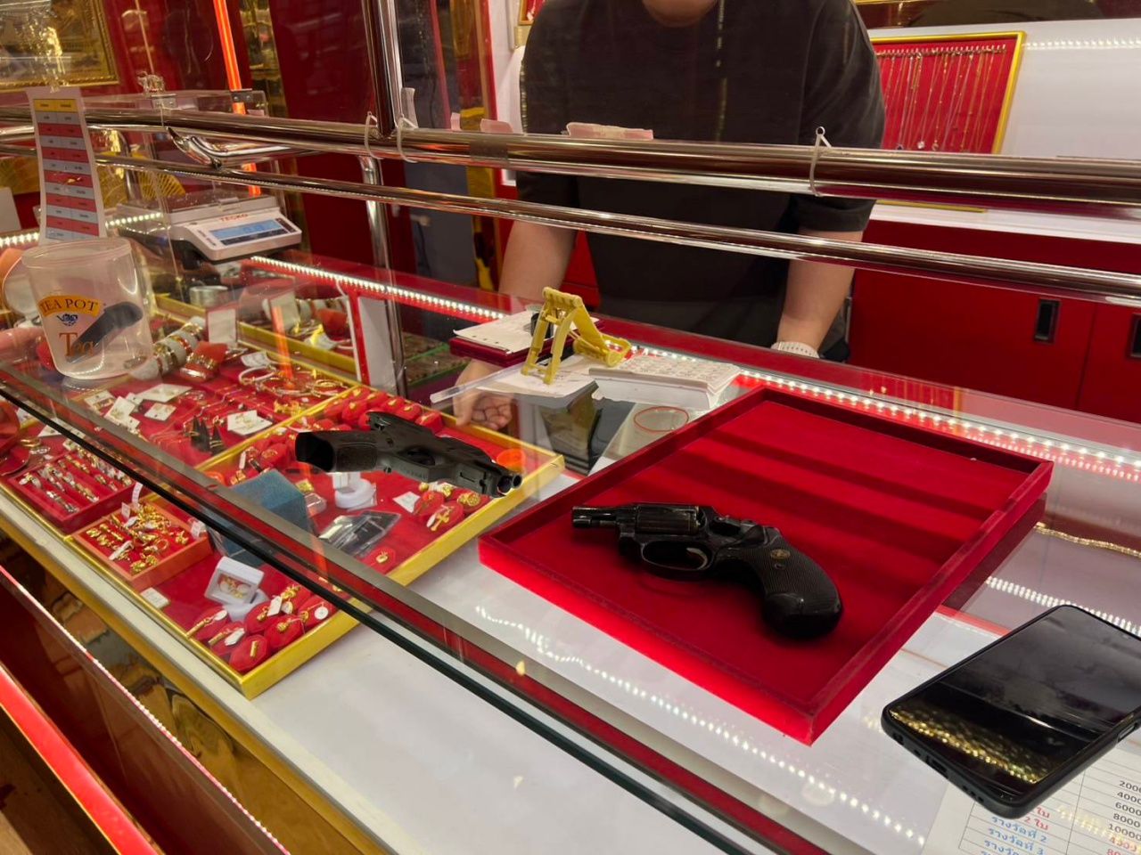 惊险时刻：持枪劫贼抢劫金店 被店主反击后自尽