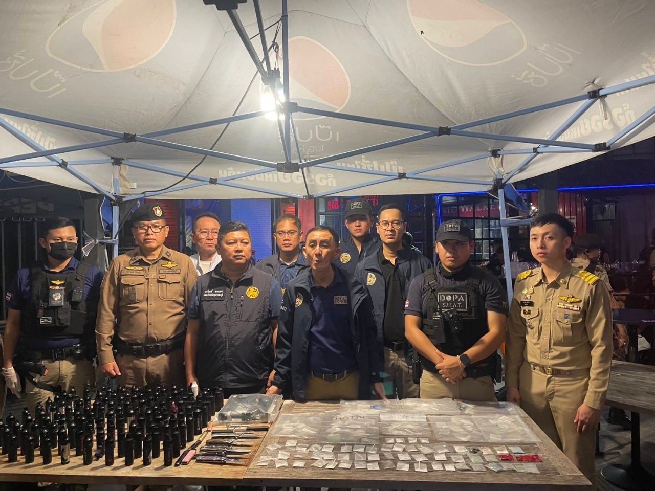 展开行动“这次终止酗酒” 突击检查素攀府著名酒吧，发现毒品、武器、未成年人