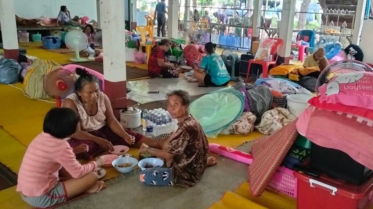边境居民仍然恐惧，撤离老人、病患和儿童至寺庙，密切等待命令