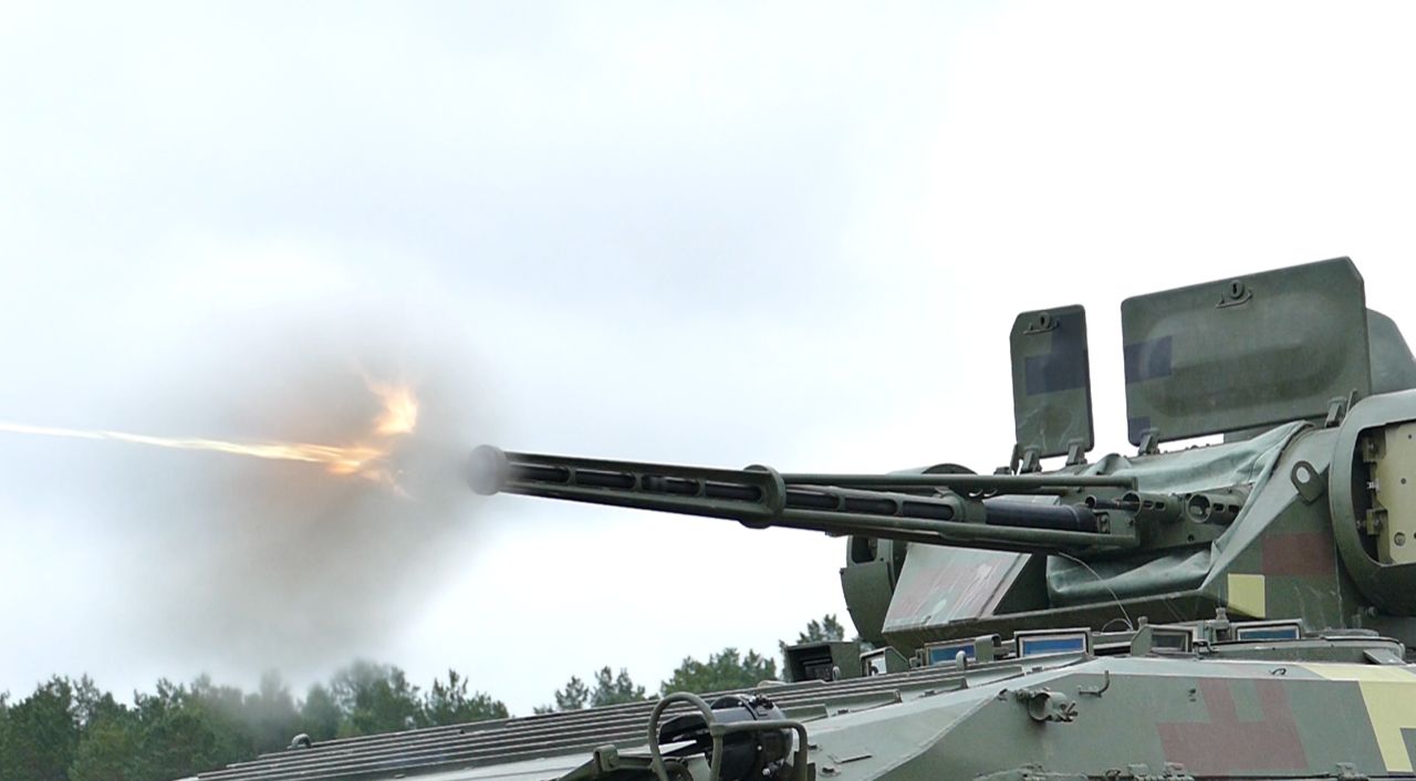 BTR-3E1 8x8 装甲运兵车配备 30 毫米 ZTM-1 自动炮