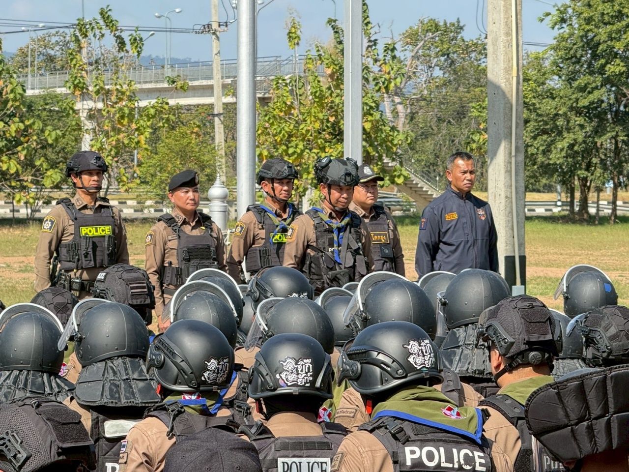 沙缴府警方检查人员和军事装备准备，以应对泰柬边境局势