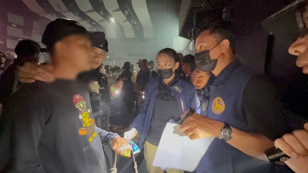 政府突袭朗实地区非法夜店 发现毒品满地 超过100名游客尿样呈阳性
