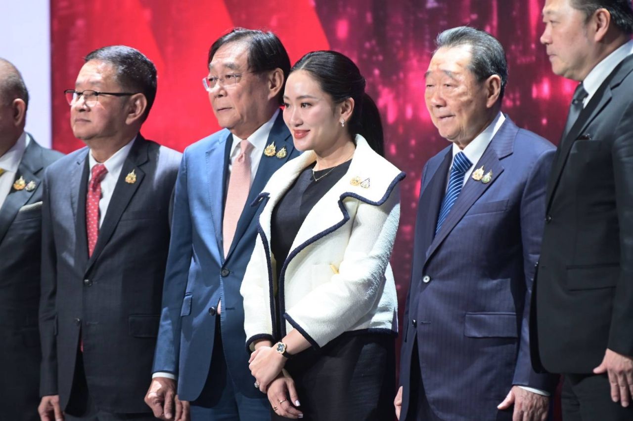 “英”建议直接询问“他信”，解释第14层法庭案件，反驳“穆迪”仅是一种观点而非评分