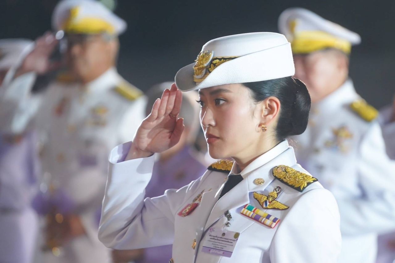 总理及配偶带领民众点燃蜡烛祝贺“皇后”生日
