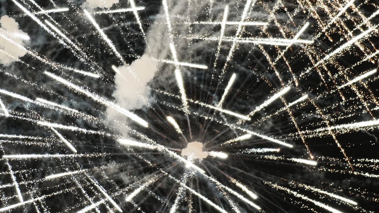 总理开启世界灯船节 