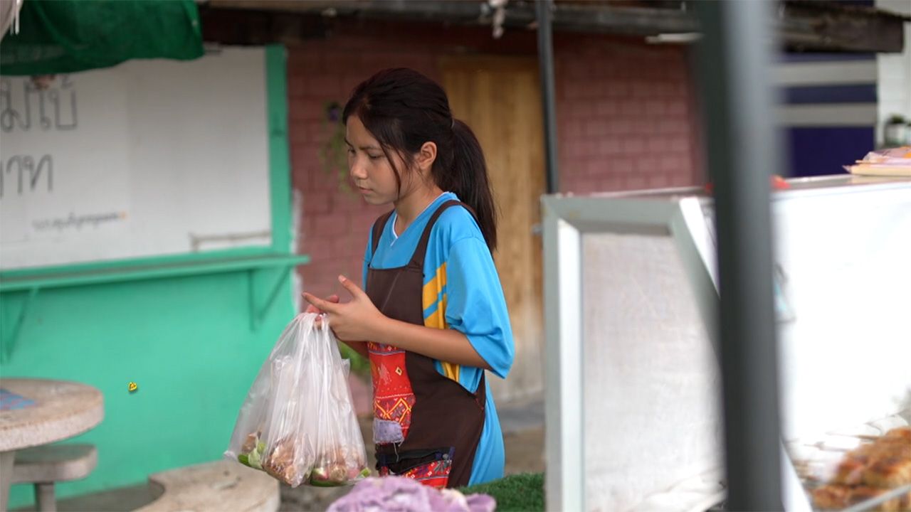 “小能”忍饥挨饿 骑车卖香肠 养活三口之家