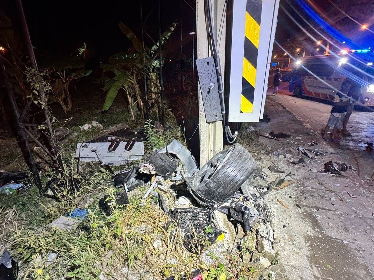 “兰博基尼”撞电线杆,驾驶员和乘客轻伤,警方已带往警局