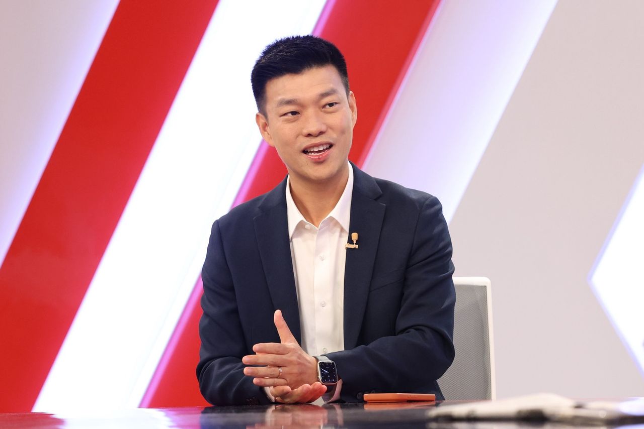 “腾·纳特彭” 向公众道歉，将安努廷选为总理，指出69选举中橙色党与蓝色党竞争组建政府