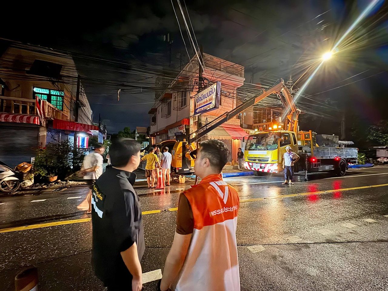 “披雅拉” 要求调查真相后发现沙袋导致昨夜素坤逸路严重积水