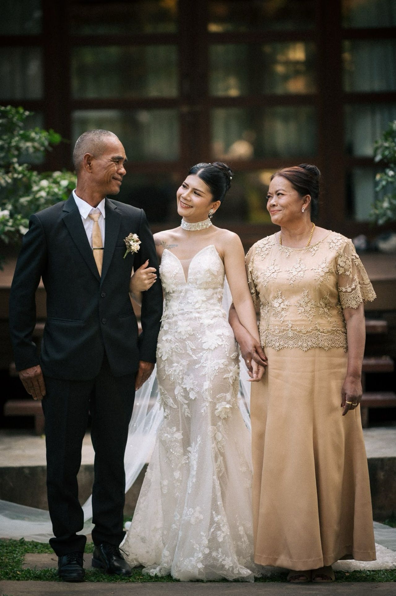 身为“军人”的父亲请假参加女儿婚礼,然后重返战场