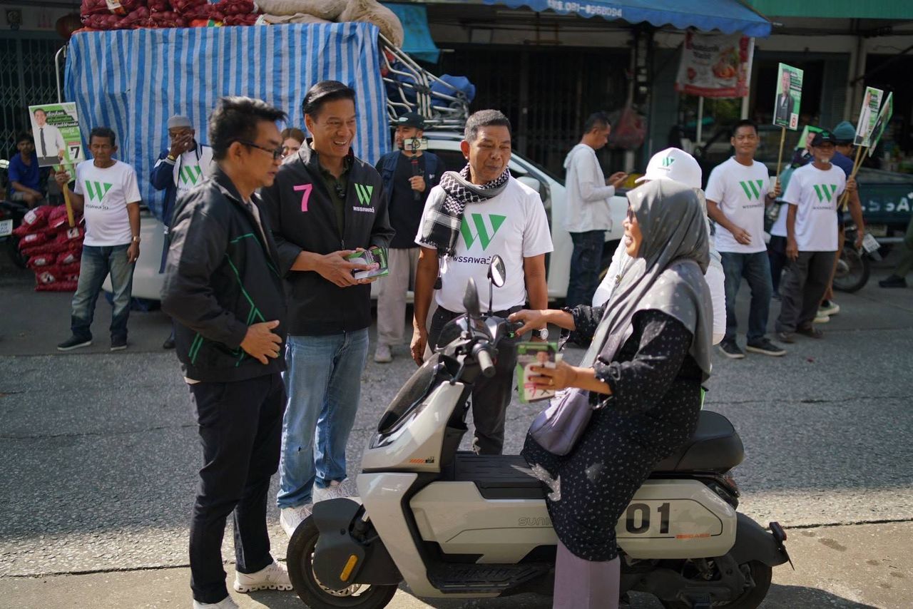 “甘维”带领动力党团队在素艾哥洛市场拉票，指出和平是恢复南部边境经济的关键