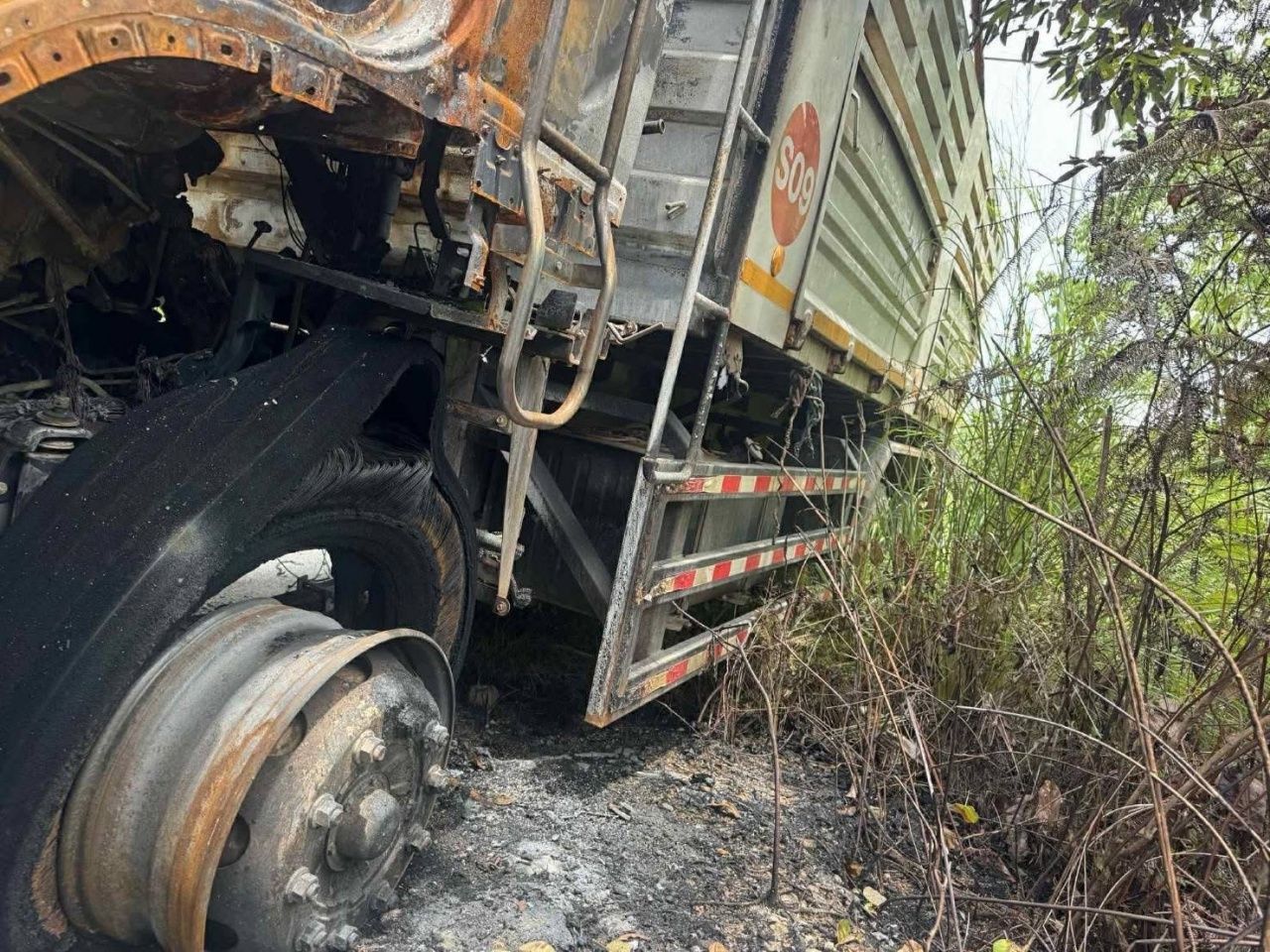 矿山工人在尼拉提瓦被炸断腿，因嫌犯纵火烧车