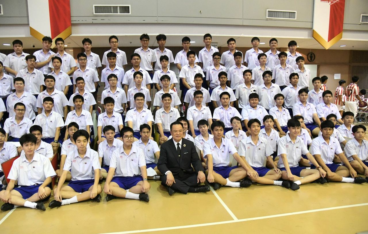 “阿努廷” 回到旧地 阿萨姆森学院 学弟学妹们狂欢询问如何成为总理