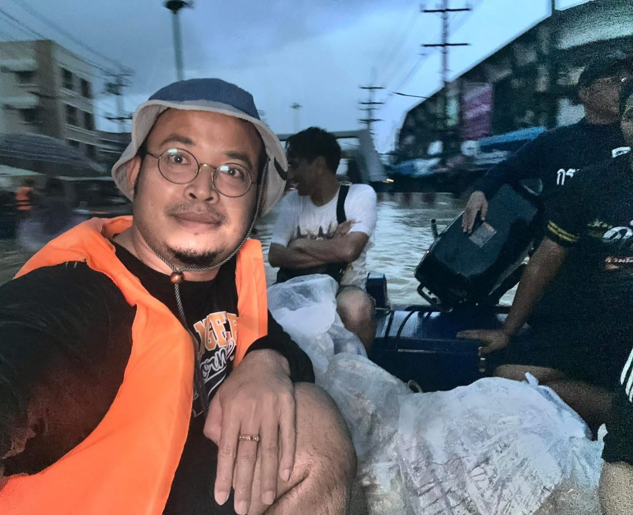 “阿披实” 率民主党前往合艾洪灾现场，建议政府制定明确撤离计划