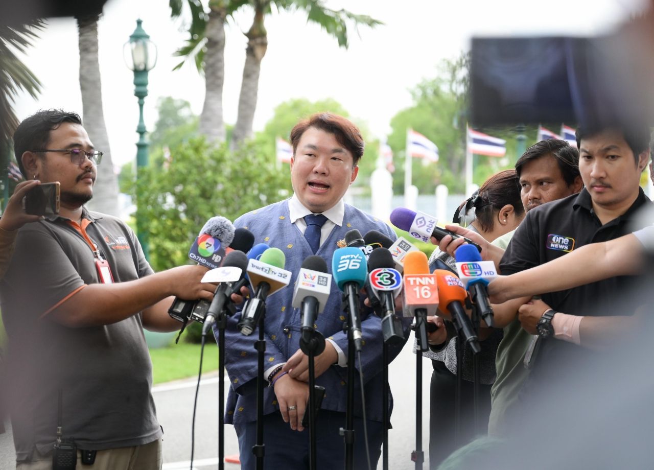 政府发言人重申必须沟通4张卡的使用问题，澄清增加贫困卡金额，使用条件不变