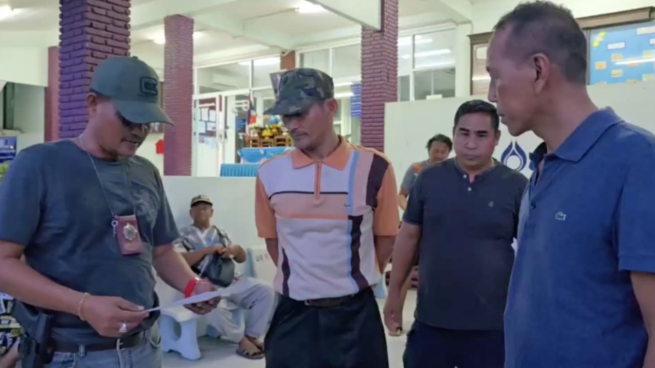 围捕混乱，嫌疑人射杀邻居后逃跑路上屋顶，警方谈判超过 5 小时