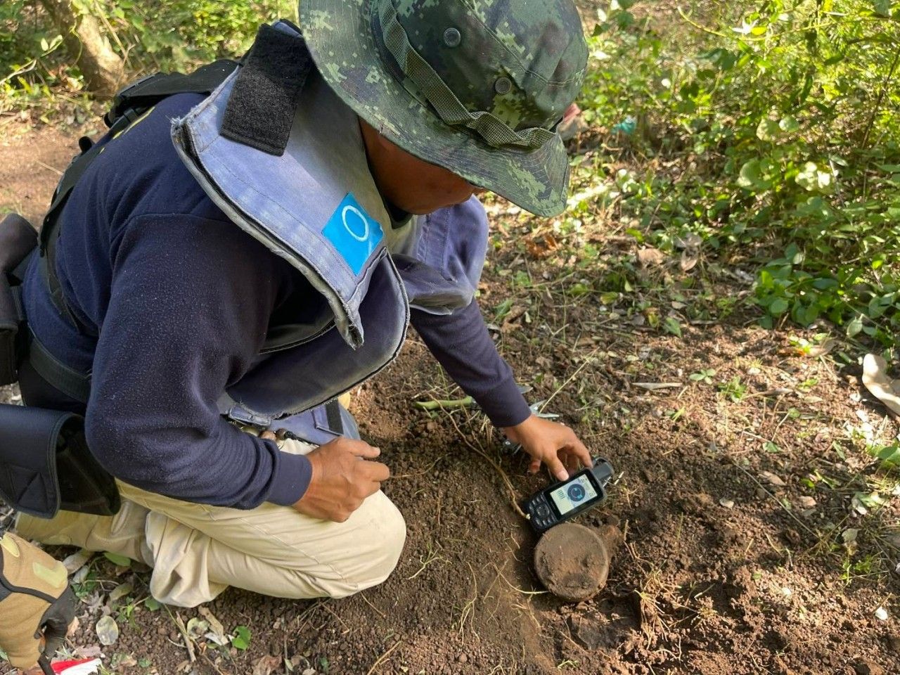 地雷检测结果:一名中国人踩地雷致腿部截肢,发现旧PMN地雷,又发现一个