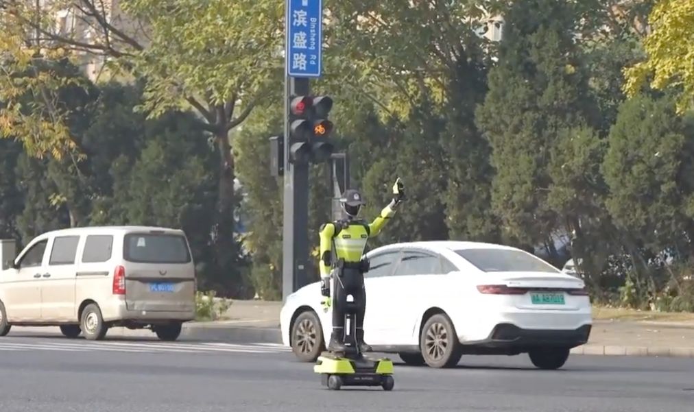 再次突破:中国在浙江省杭州市使用交通警察机器人