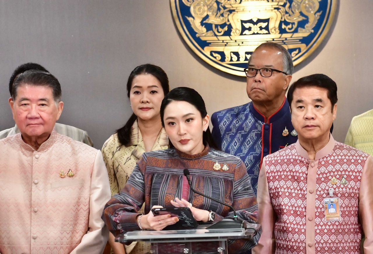 “英” 解释所有层级的会谈以缓解泰柬两国局势，但对21名国会成员问题保持微笑不答（视频）