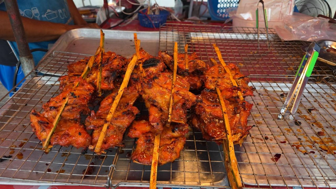 卖鸡阿姨极为激动 “英总理” 买光全店 形容如神仙般降临 现实中非常美
