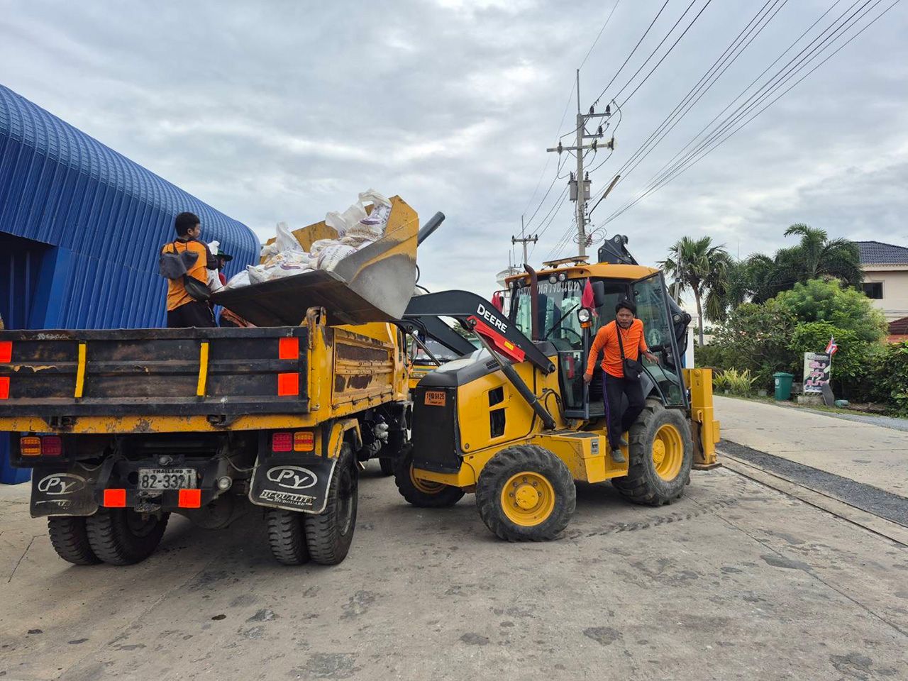 乡村公路局应对“卡尔梅基”风暴,命令援助群众,放置沙袋以防洪水