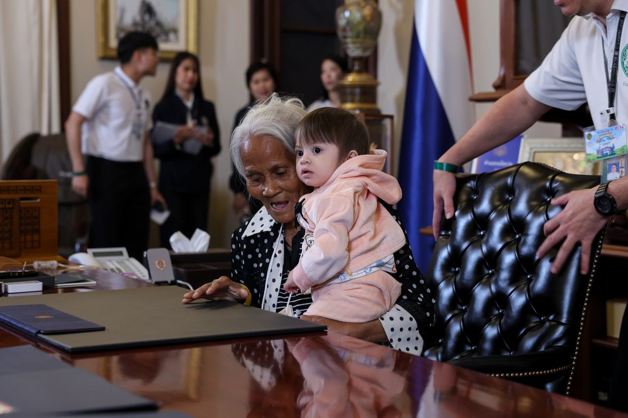 政府大楼儿童节热闹 非常可爱的小女孩初次坐上总理座椅，孩子们向军人传递祝福