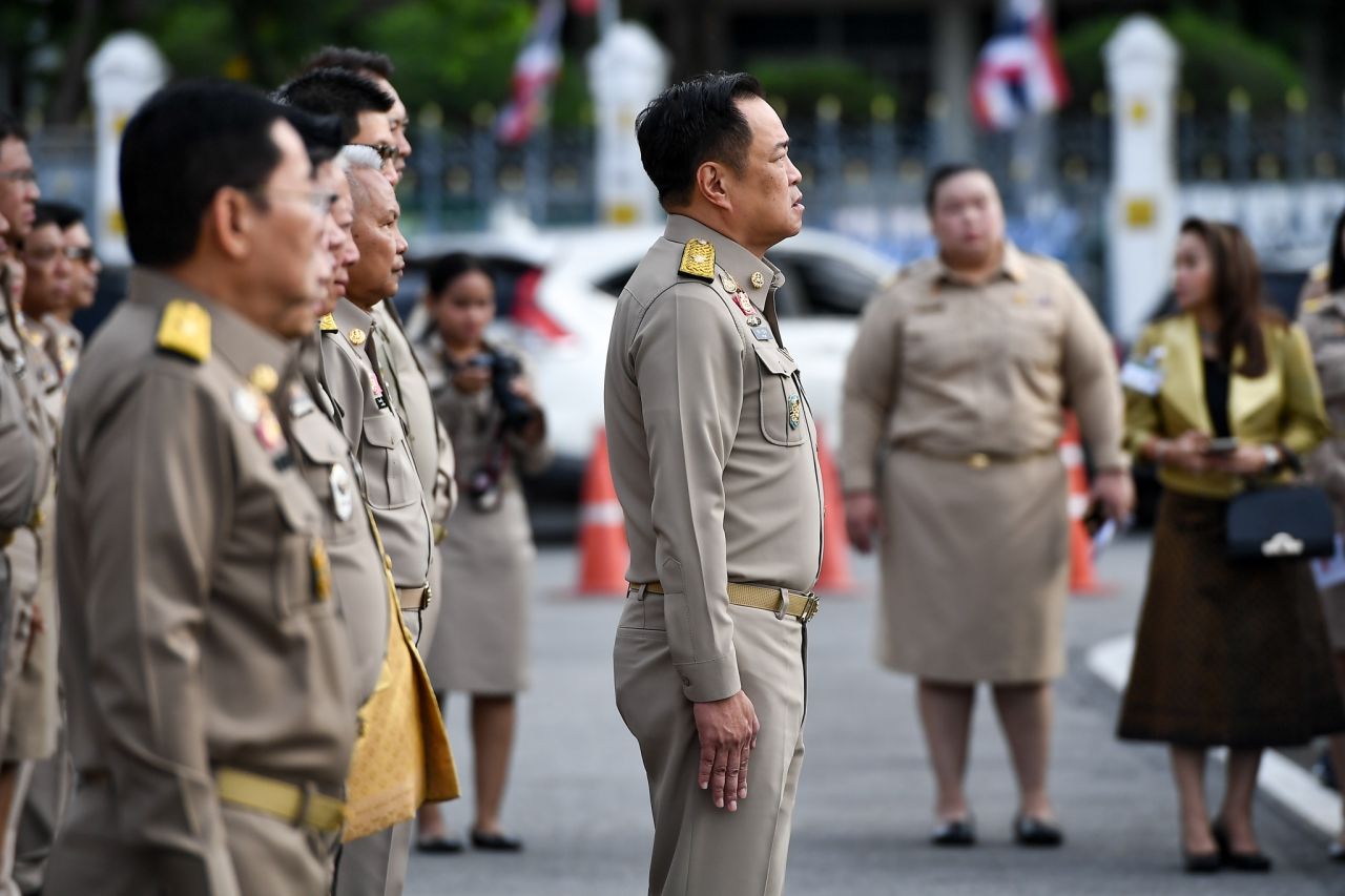 总理率部长和公务员尊重泰国国旗，纪念泰国国旗日2568年