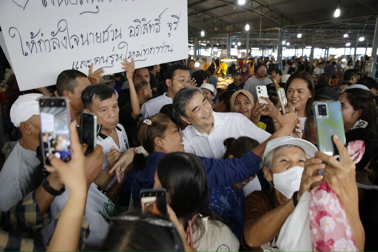 合艾市民为“阿披实”加油,这是他重返党魁后的首次南游