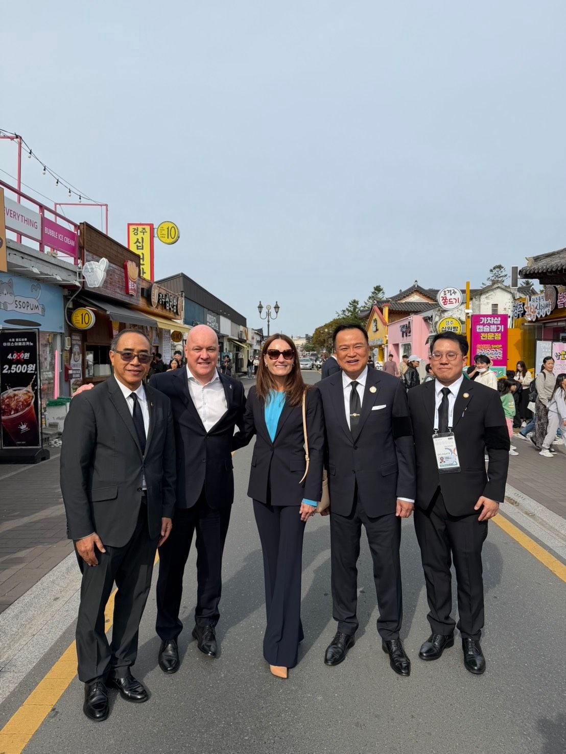 “安努汀” 巧遇新西兰总理 于饭前路上致意