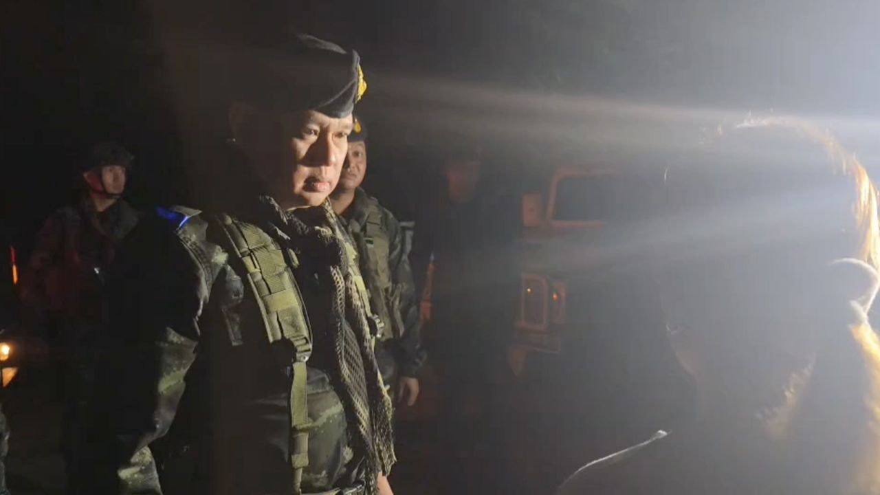 东部军队指挥官对农亚桥村居民进行访问,确保军队全力维护和平