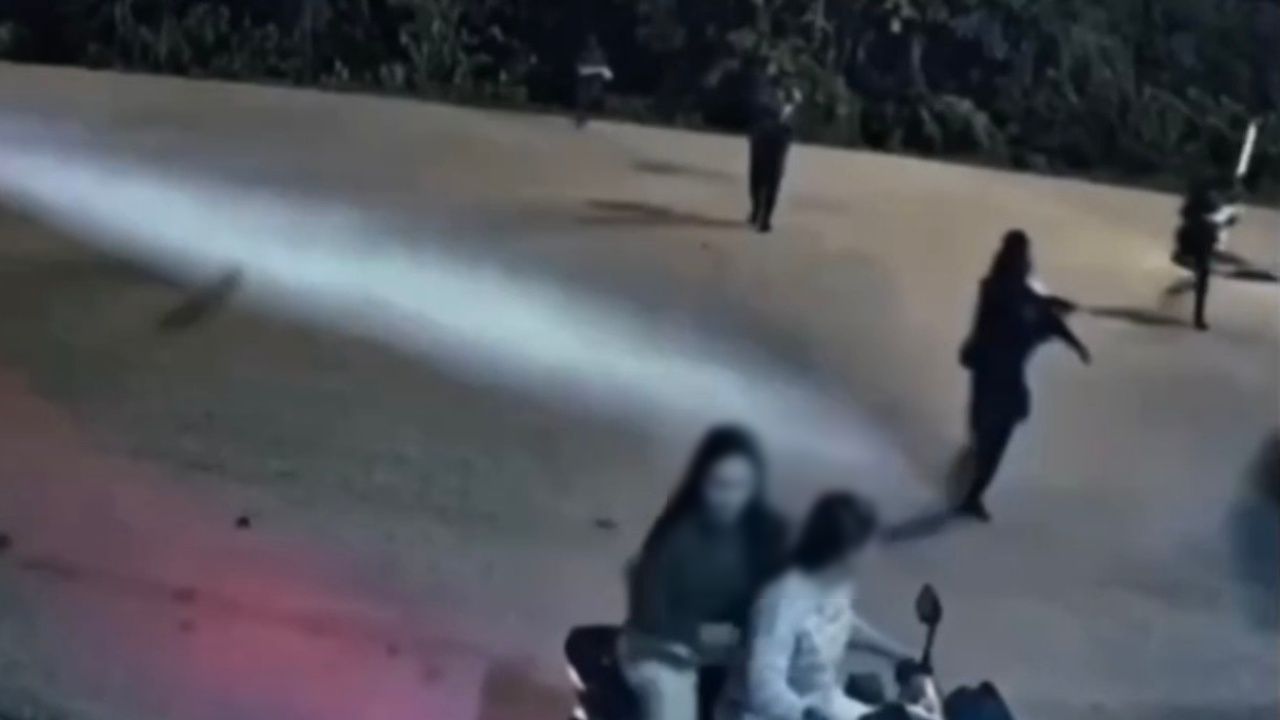 监控画面公开:6名黑衣嫌犯携带炸弹安置在消火栓中,袭击加油站