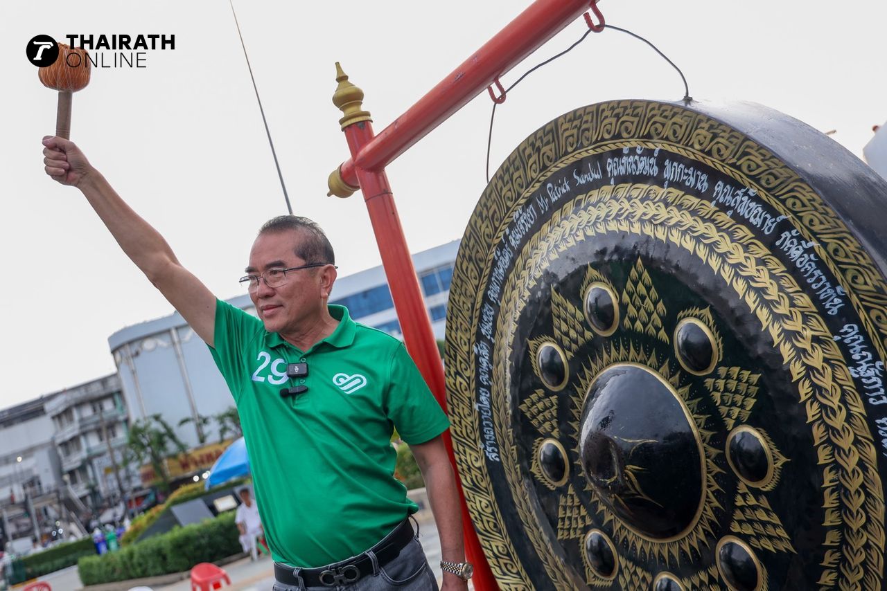 “沃尔拉瓦医生”参拜国王塔克纪念碑，宣布挽救国家，并展示柑橘