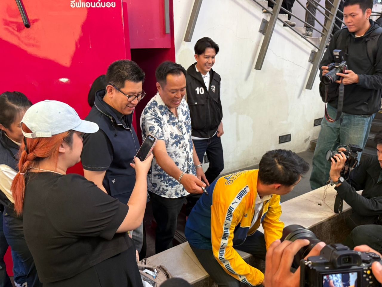 “阿努廷”乘坐轻轨进军暹罗 领导为泰自豪党竞选 民众纷纷拍照 今晚继续前往耀华力