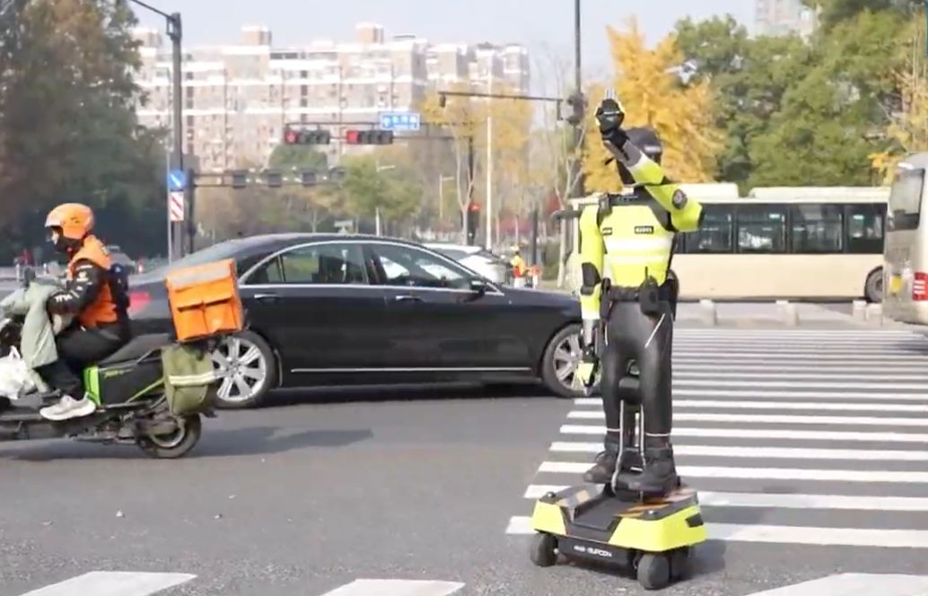 再次突破:中国在浙江省杭州市使用交通警察机器人