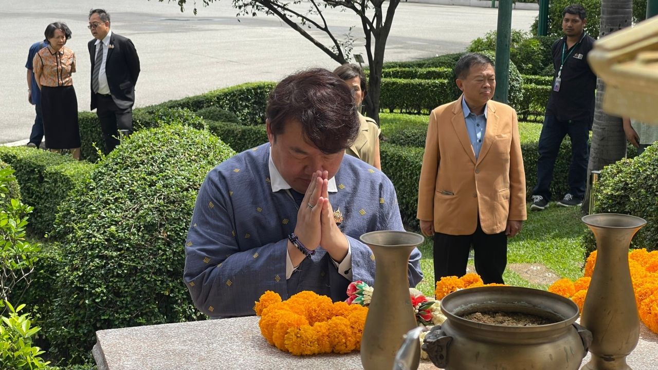 “西里蓬” 新任政府发言人拜访政府大楼的圣地，表示泰国边境问题将不妥协