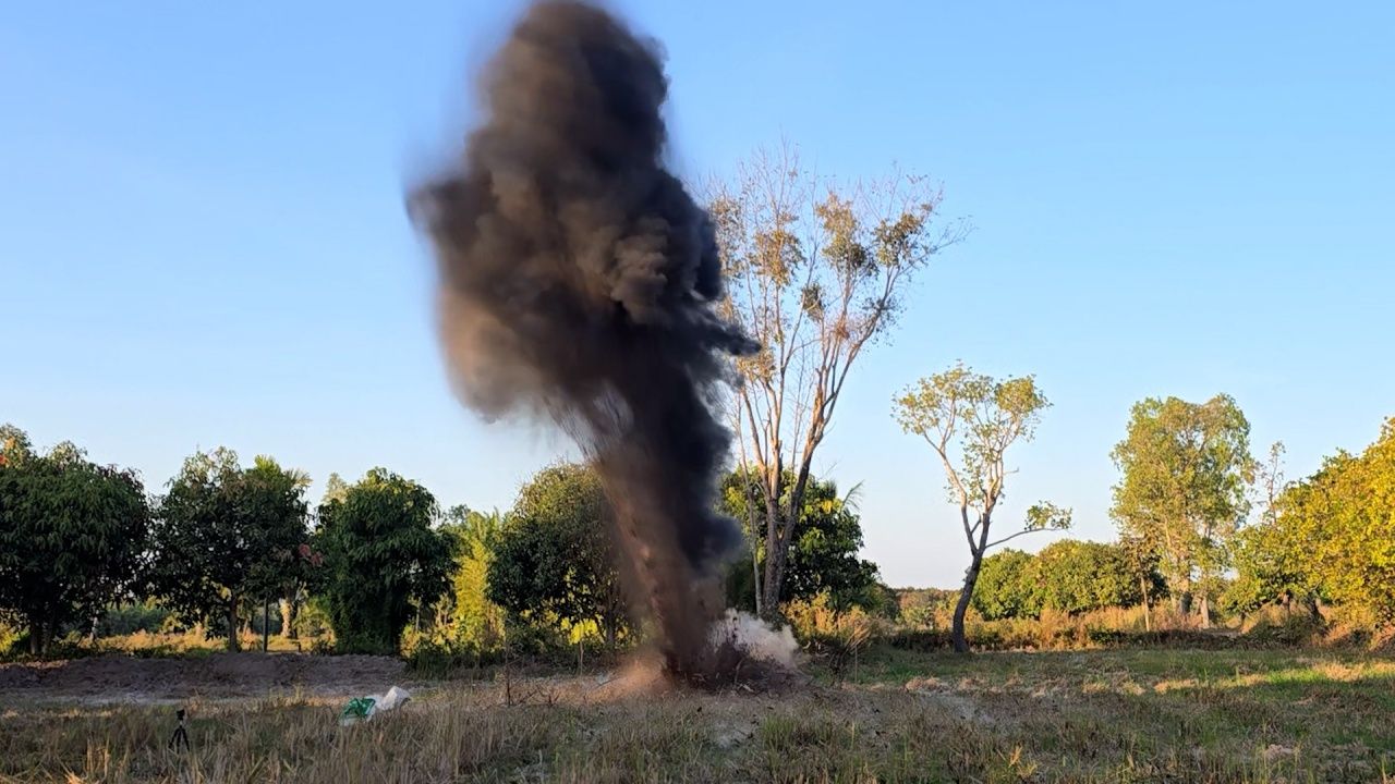 EOD 调查乌汶府边境疑似区域，销毁坠落的榴弹