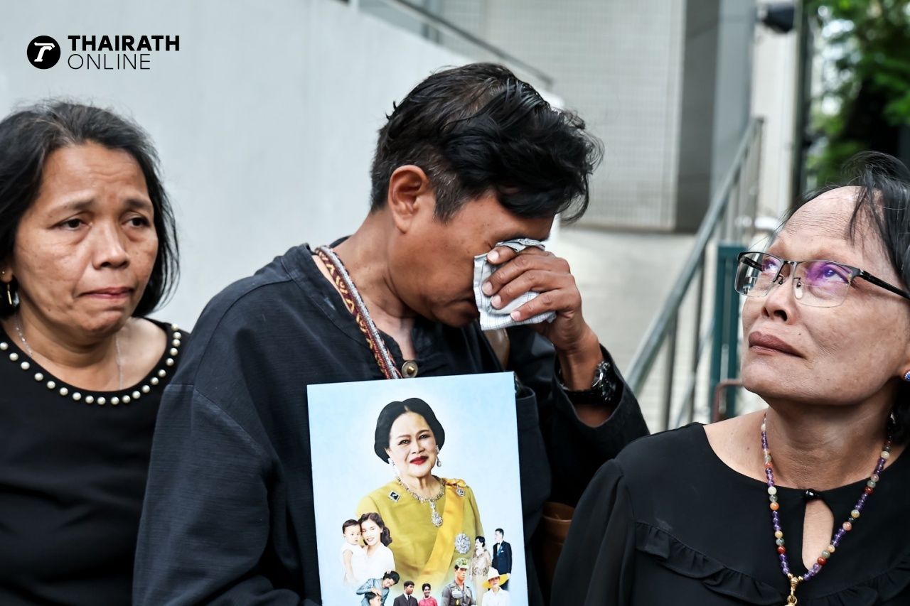 民众穿黑服向“帕恩皮皇后”致哀于朱拉隆功医院前