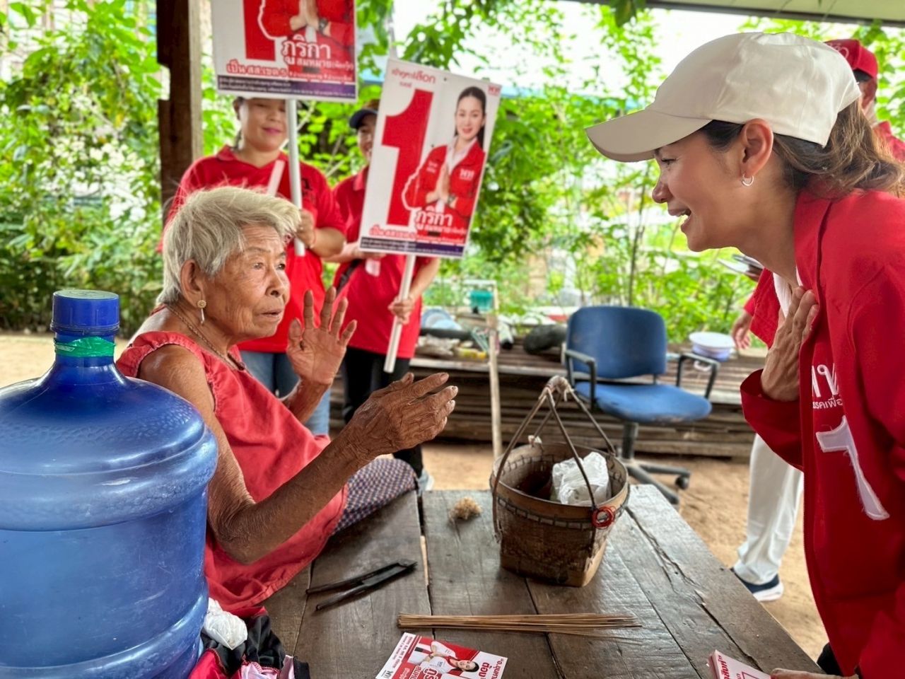 乌汶府补选 “Puriga” 顶风冒雨请求支持 宣称为泰党从未轻视民众的声音