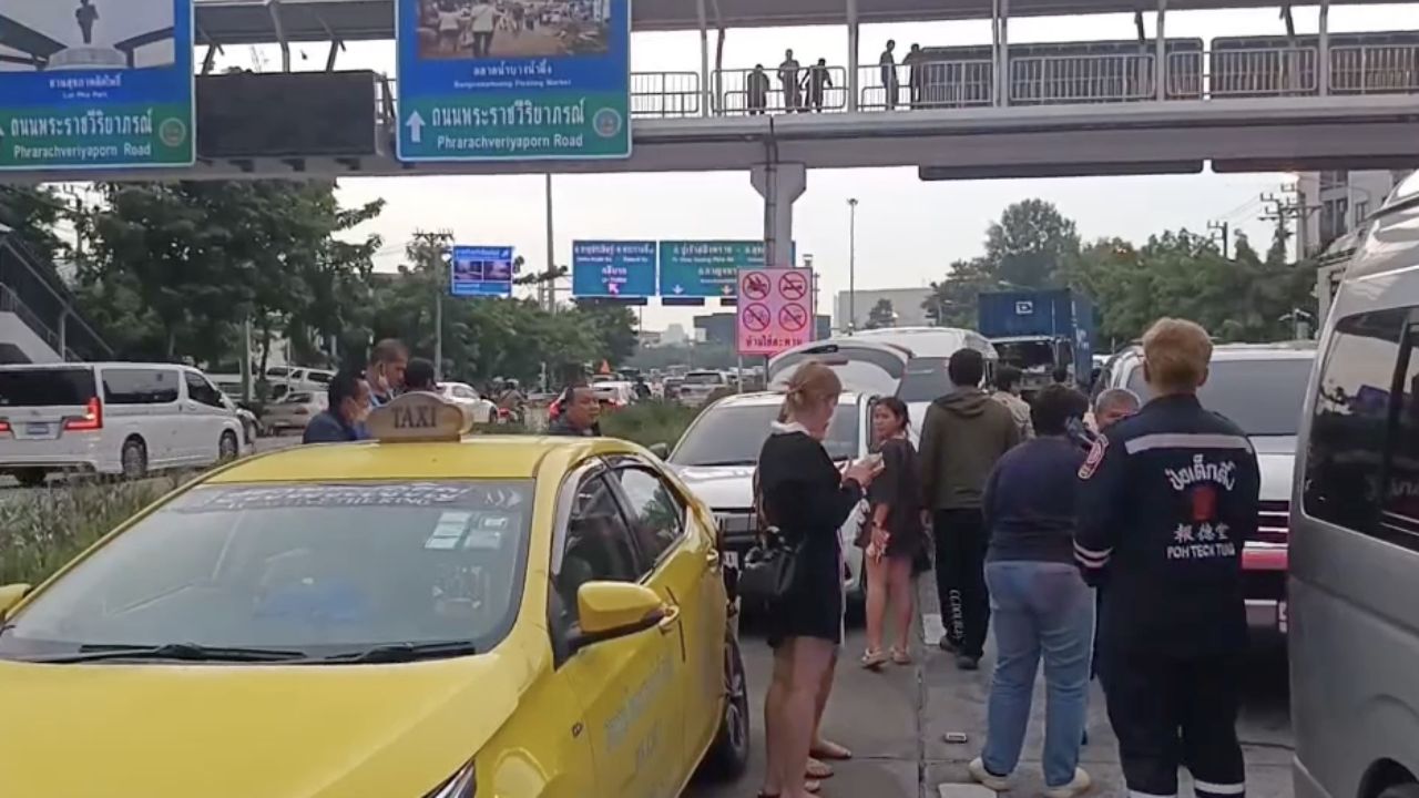 揭秘一刻：十轮卡车刹车失灵，撞毁超过10辆车