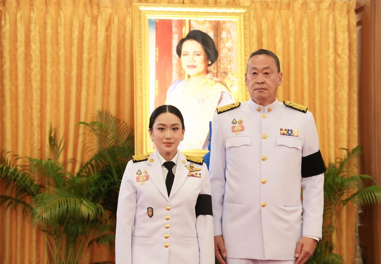 内阁 - 两位前总理供奉圣水并签署哀悼册以哀悼“诗丽吉王太后”