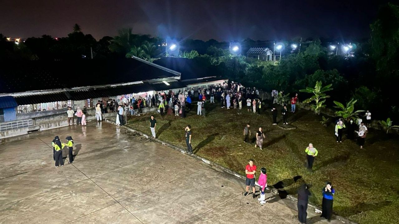 警方公布两辆车，嫌疑犯在那拉提瓦购物中心600泰铢黄金抢劫案中使用，预计逃离出境