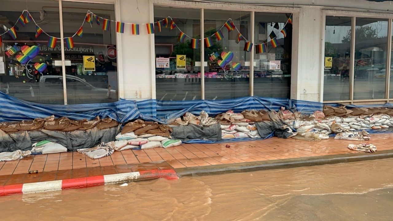 在楠府的普明寺，水位开始下降，村民开始清理区域
