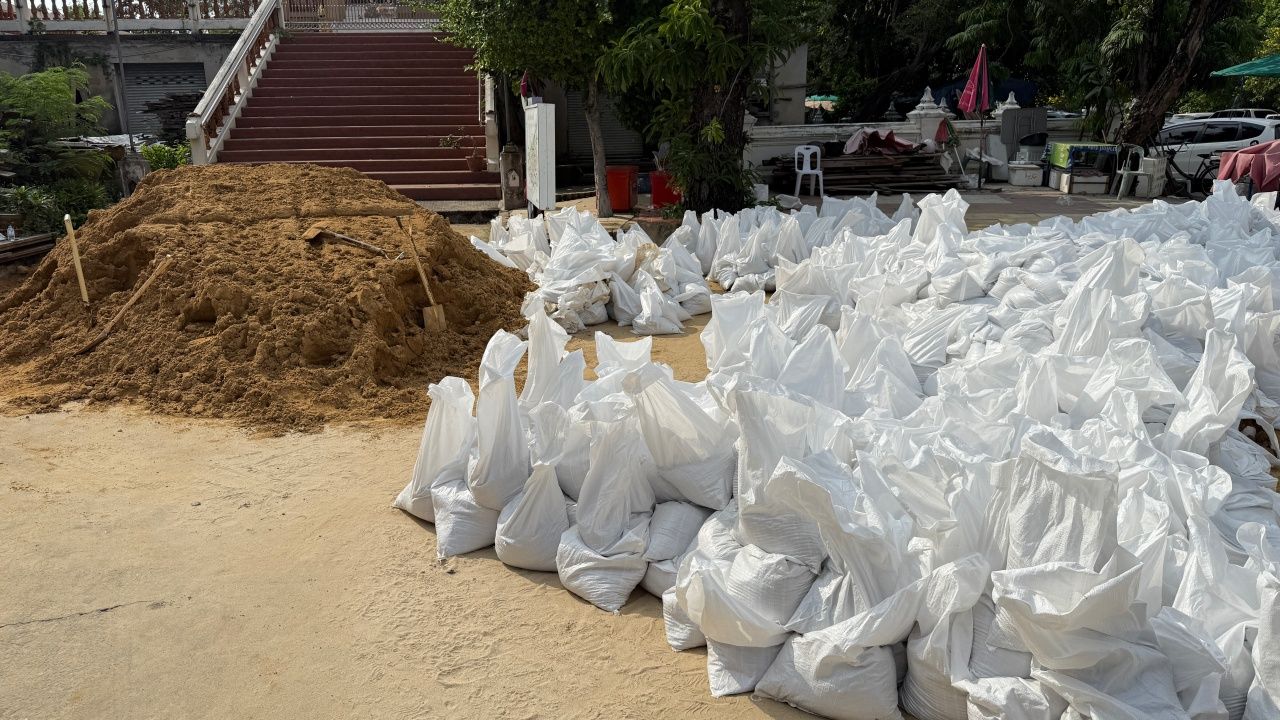 洪水涌入帕吞他尼临水寺 寻找破坏者秘密开门放水