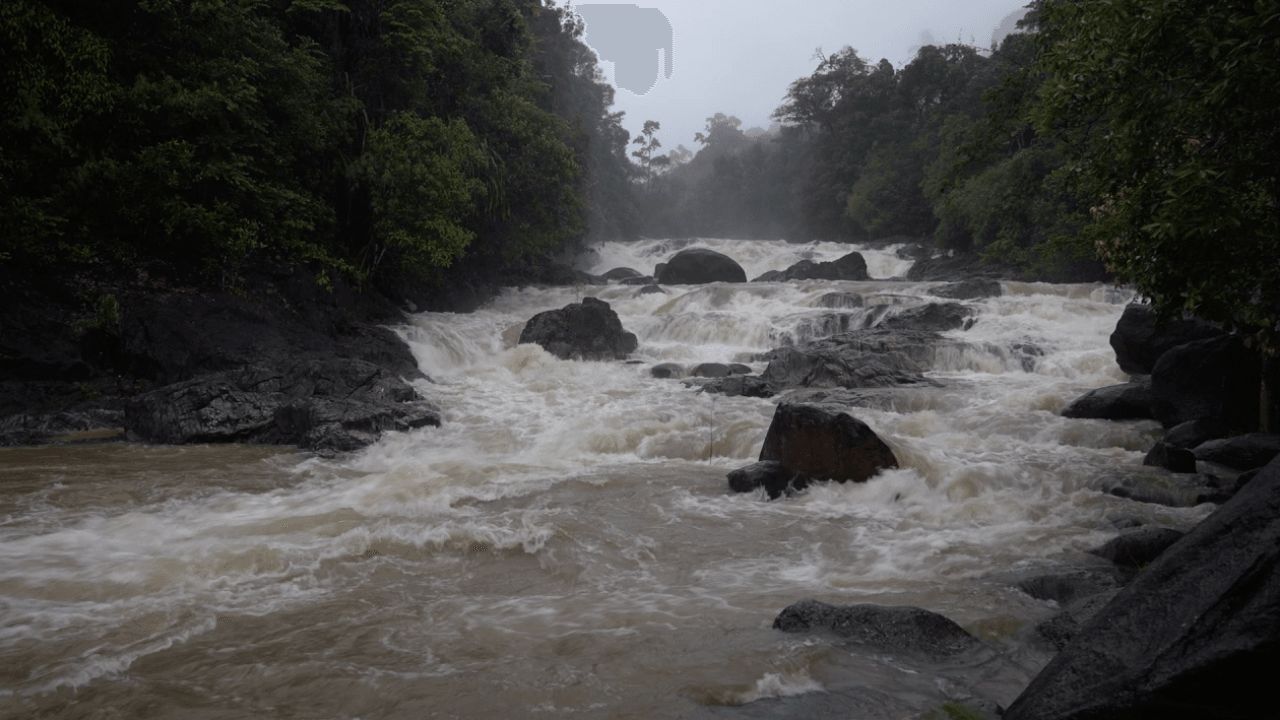 多所学校因暴雨和突发洪水关闭