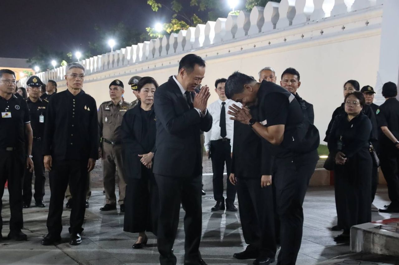 总理视察民众致敬先王,称赞“查察”及志愿者