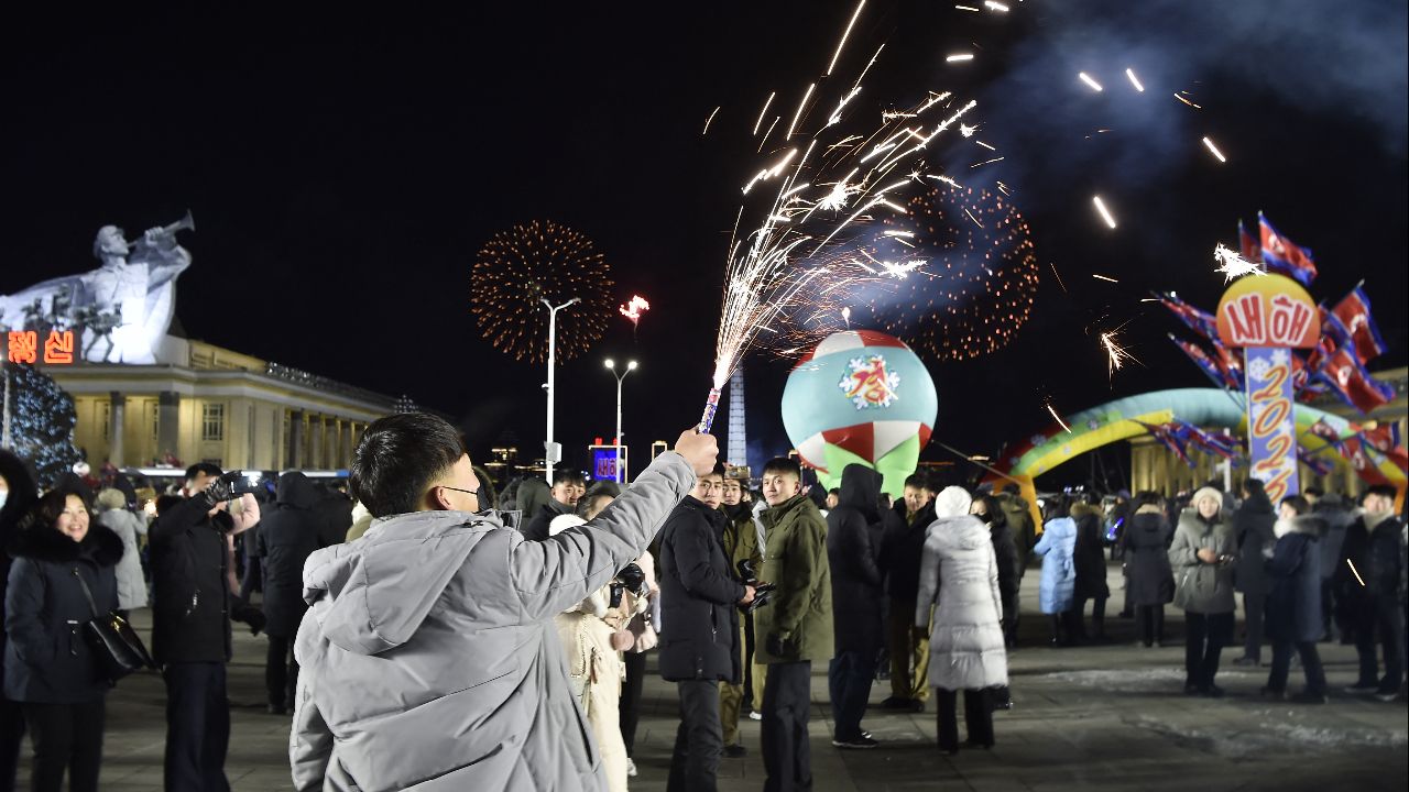 朝鲜热闹迎接新年 2569 民众聚集在平壤金日成广场庆祝