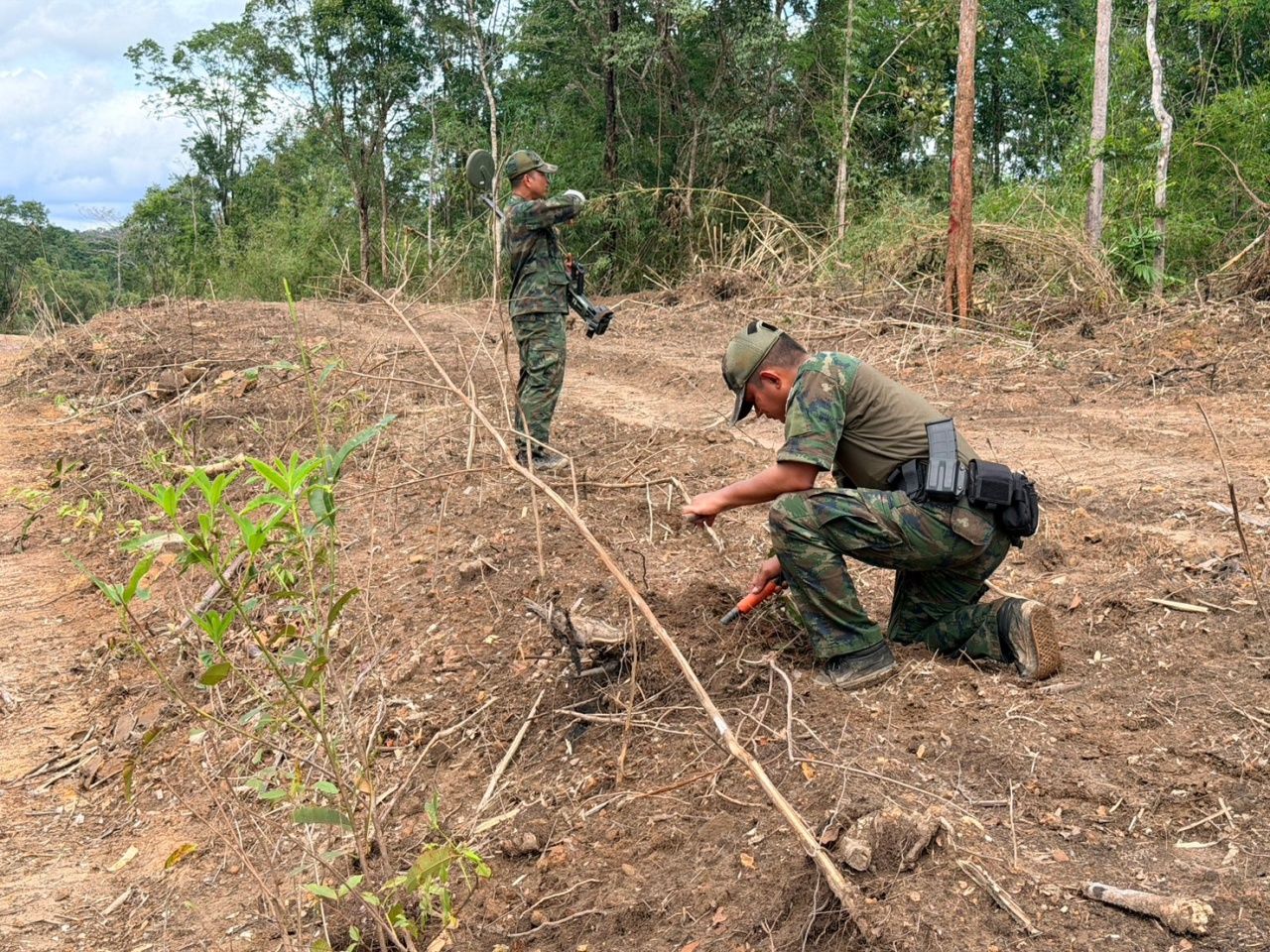 解除路边炸弹 建设通往“三栋房子”的安全道路，预计20天完成