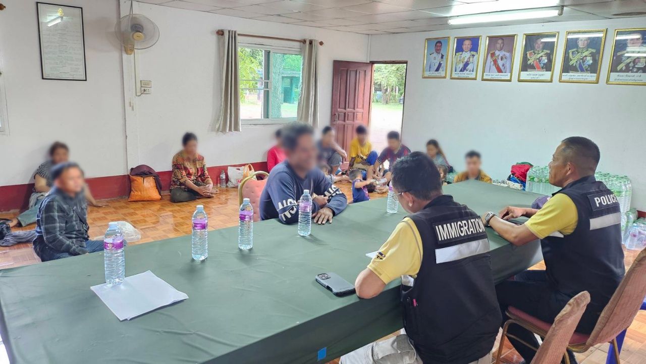 柬埔寨劳工察觉被欺骗后逃离回国，纷纷冒险通过自然通道偷渡回泰国
