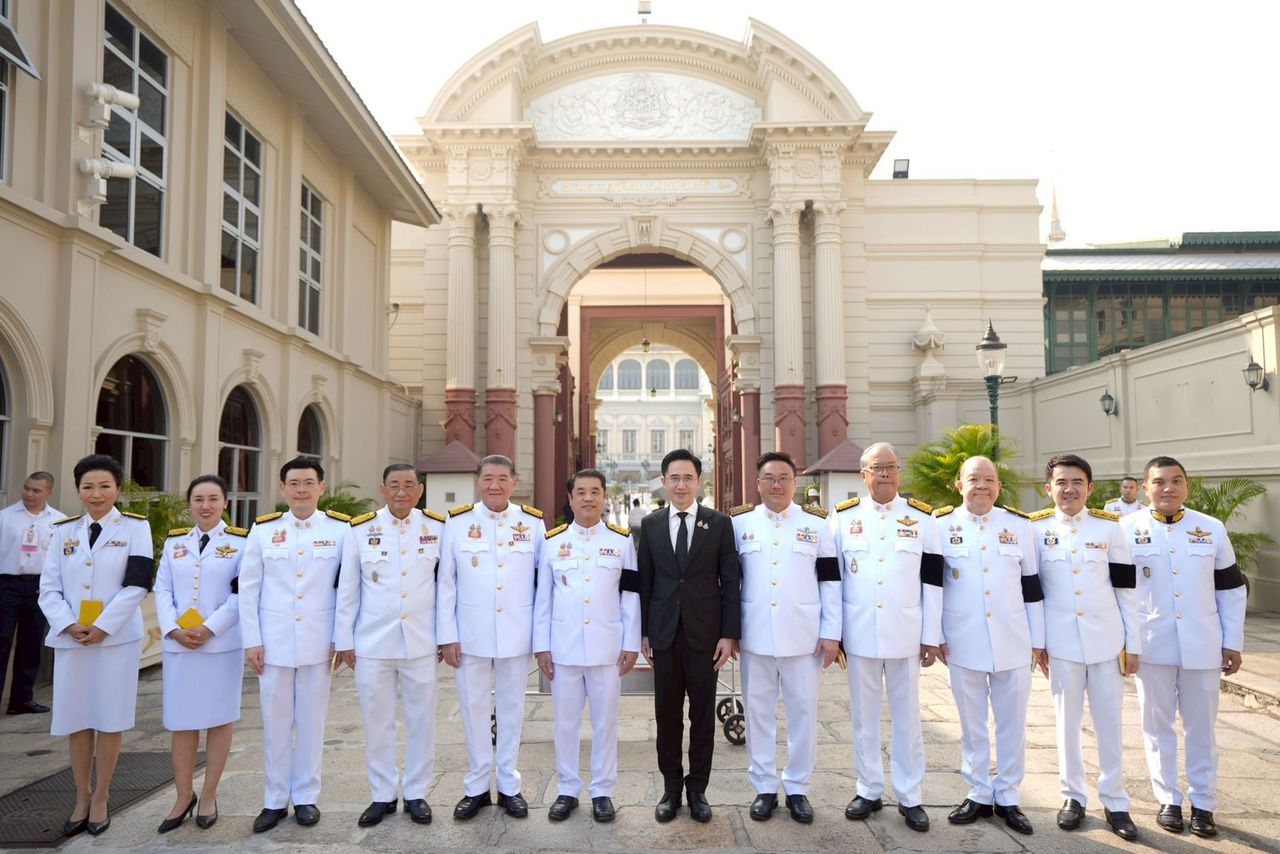 为泰党总理候选人签署新年祝福献给国王和王后