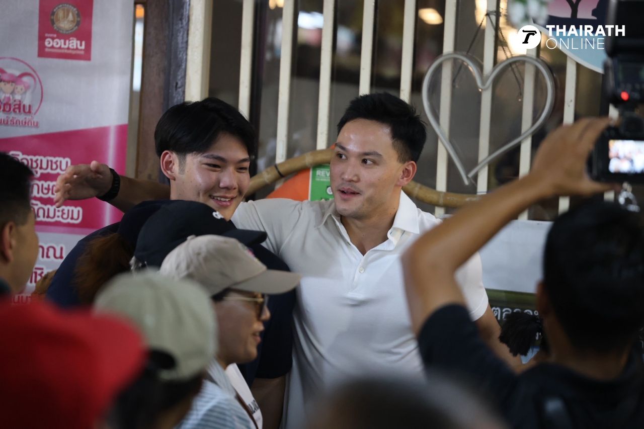 “阿努廷”携手“西哈萨”在孔隆达马延市场拉票，“佩克”前来助阵，人气不输父亲